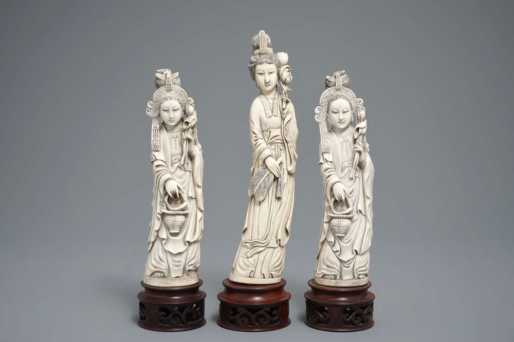 Drie Chinese ivoren figuren van dames op houten sokkels, 2e helft 19e eeuw
