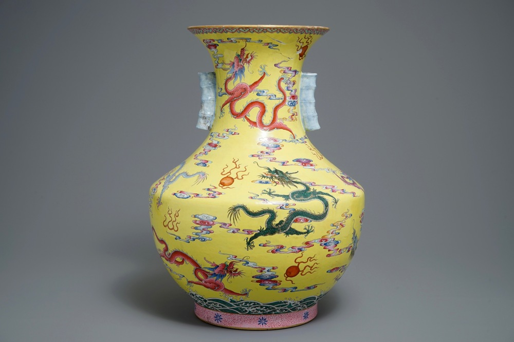 A Chinese famille rose yellow-ground hu vase with dragons, Qianlong mark, 20e eeuw