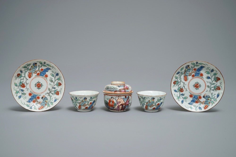 Une paire de tasses et soucoupes et un pochon couvert en porcelaine de Chine de type Amsterdams Bont, Qianlong