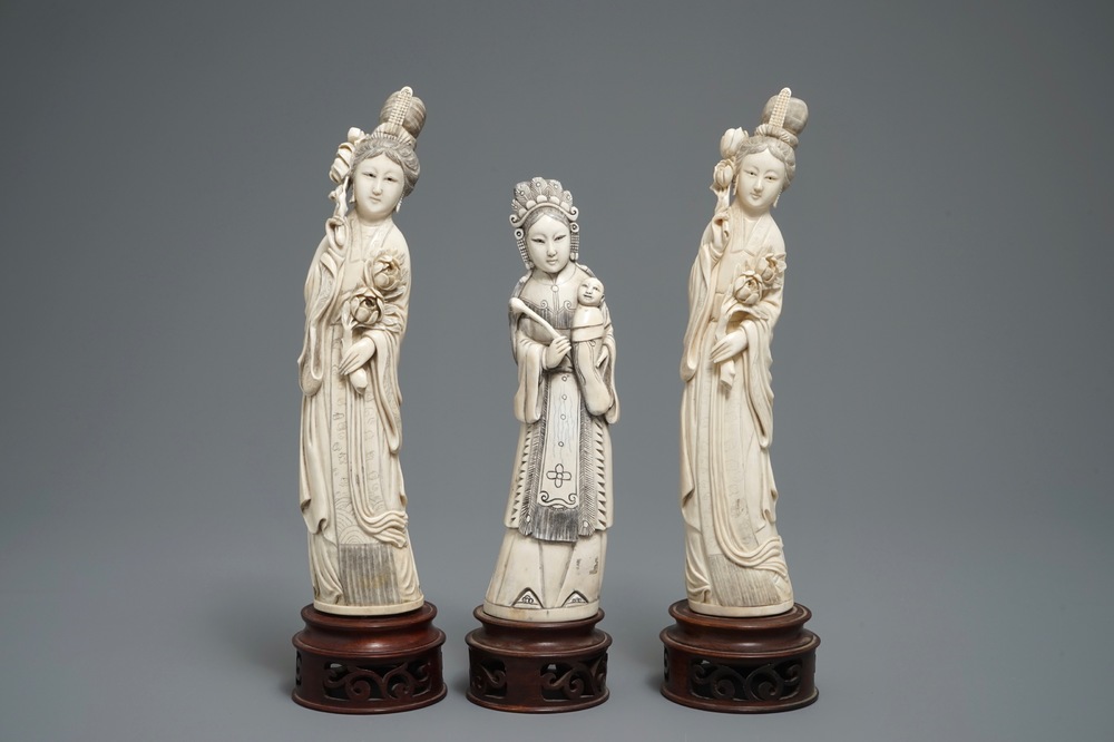 Drie Chinese ivoren figuren van dames op houten sokkels, 2e helft 19e eeuw