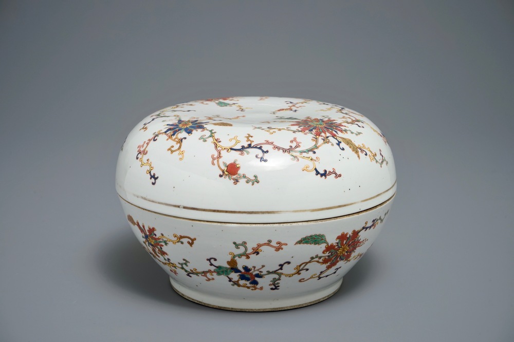 Een Chinese famille rose dekseldoos met floraal decor, Zhou Shunxing merk, 19/20e eeuw