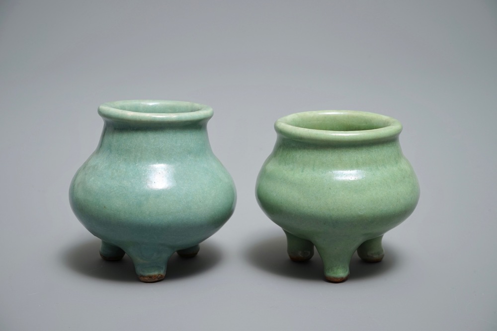 Twee Chinese monochrome celadon wierookbranders, 19/20e eeuw