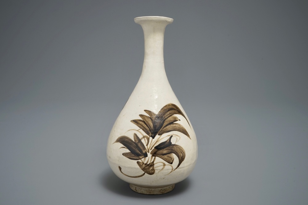 Un vase de type cizhou &agrave; d&eacute;cor floral, Chine, prob. Song