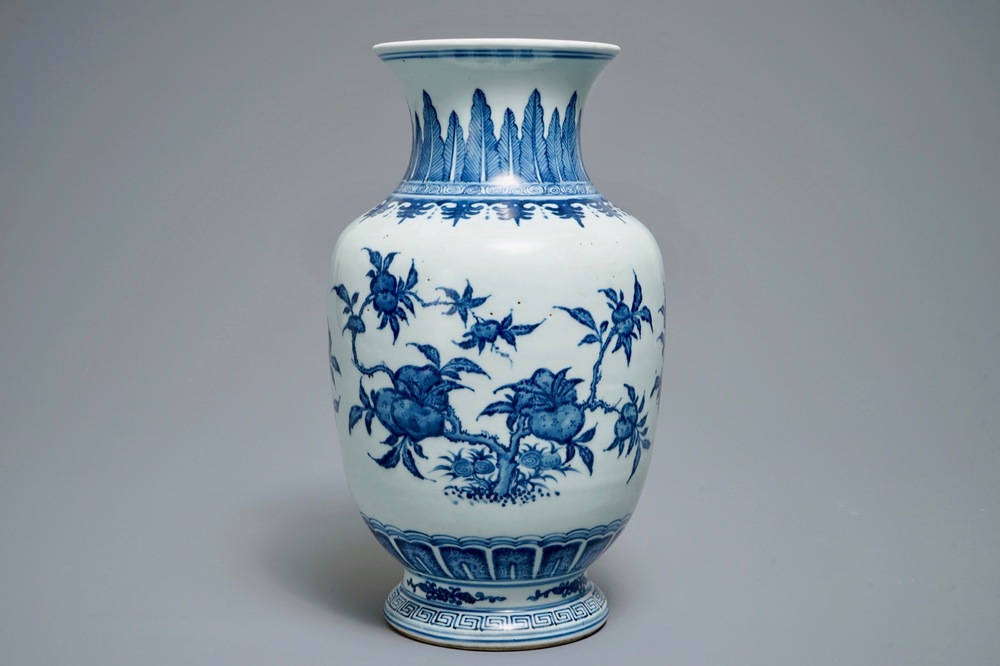 Een Chinese blauwwitte vaas met 'sanduo' decor, 19/20e eeuw