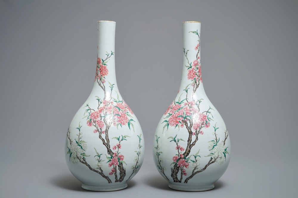 Une paire de grands vases de forme bouteille en porcelaine de Chine famille rose, 19/20&egrave;me