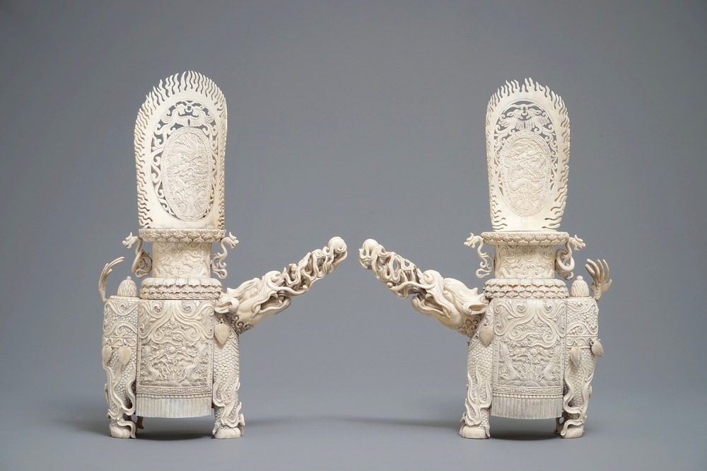 Une paire de mod&egrave;les de qilin en ivoire sculpt&eacute;, Chine, 19&egrave;me