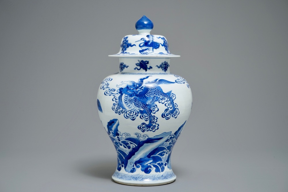 Un vase couvert en porcelaine de Chine bleu et blanc &agrave; d&eacute;cor d'animaux mythiques, Kangxi