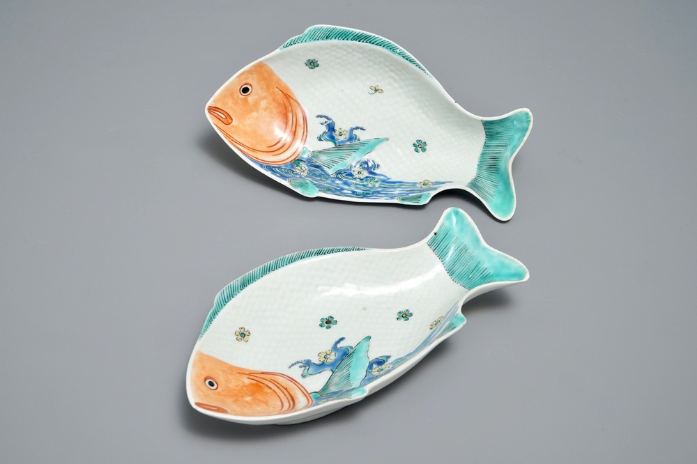 Een paar Japanse Kakiemon-stijl schotels in de vorm van een karper, Hizen, Edo, 17e eeuw