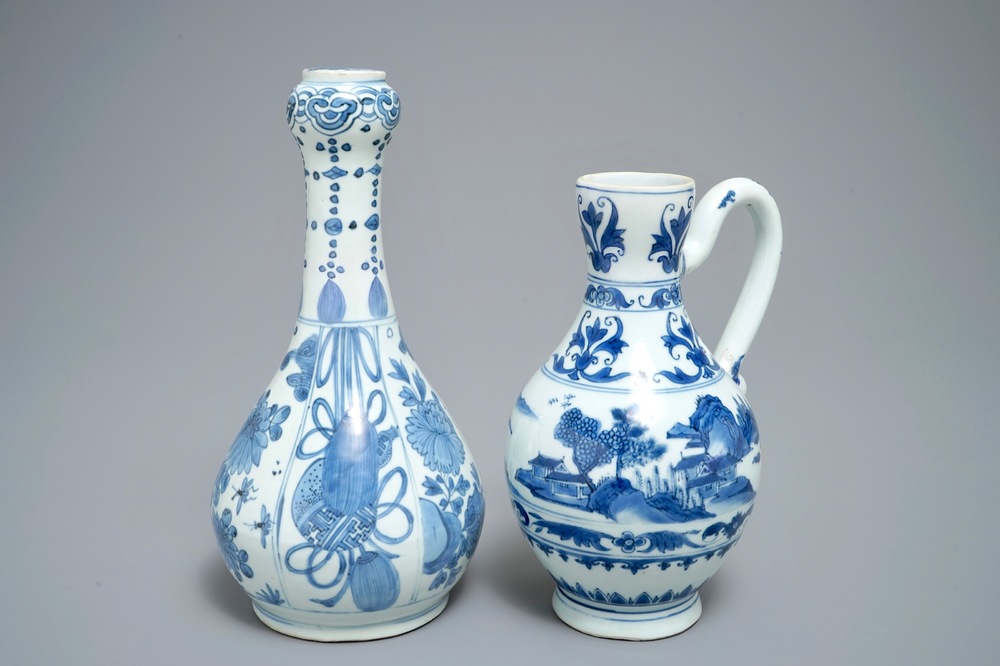 Une verseuse et une bouteille en porcelaine de Chine bleu et blanc, &eacute;poque Transition et Wanli