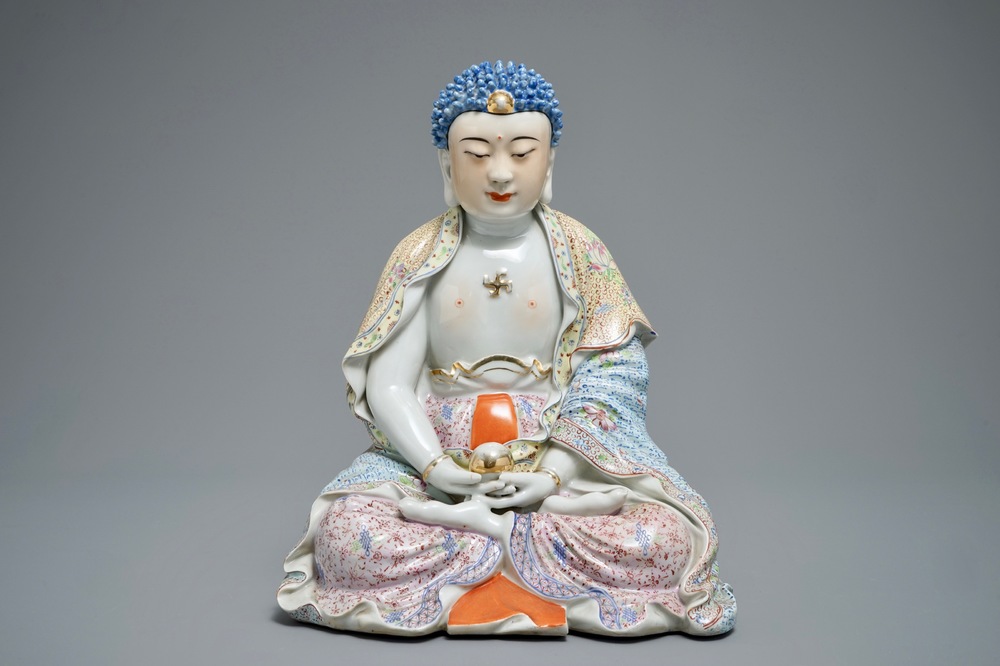 Een grote Chinese famille rose figuur van Boeddha Shakyamuni, 19/20e eeuw
