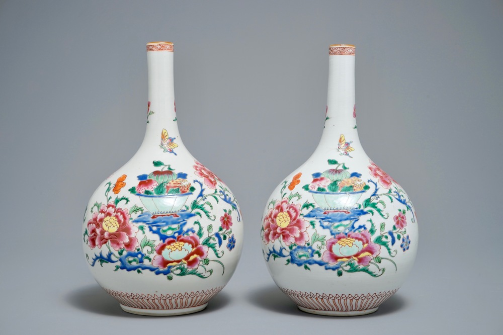 Une paire de vases de forme bouteille en porcelaine de Chine famille rose, Qianlong
