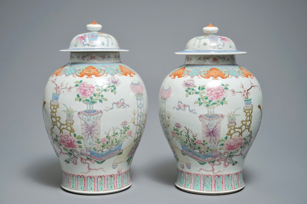 A pair of Chinese famille rose vases and covers with antiquities, 19th C.