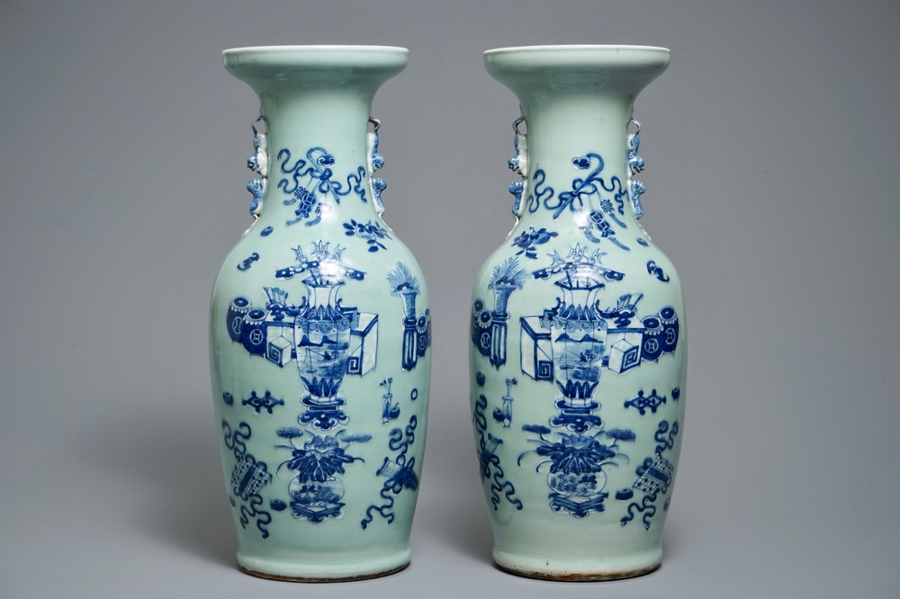 Une paire de vases en porcelaine de Chine bleu et blanc sur fond c&eacute;ladon, 19&egrave;me