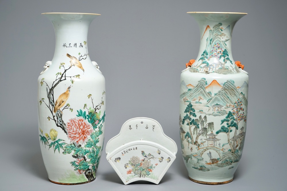 Two Chinese qianjiang cai vases and a wall hanger for chopsticks, 19/20e eeuw