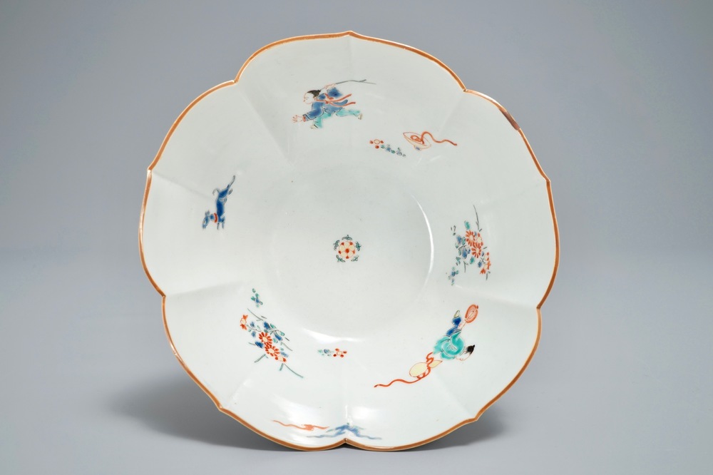 Een Japanse lotusvormige Kakiemon kom met spelende jongens, Edo, 17e eeuw