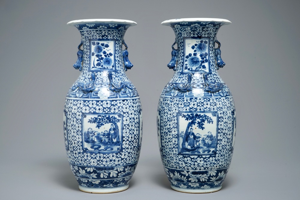 Une paire de vases en porcelaine de Chine bleu et blanc, 19&egrave;me