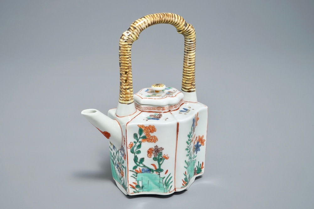 Een Chinese famille verte theepot met deksel, Kangxi