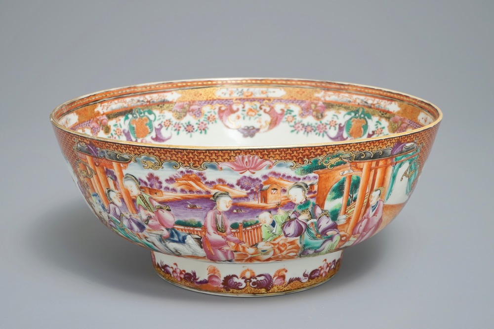 Een Chinese famille rose kom met mandarijns decor, Qianlong