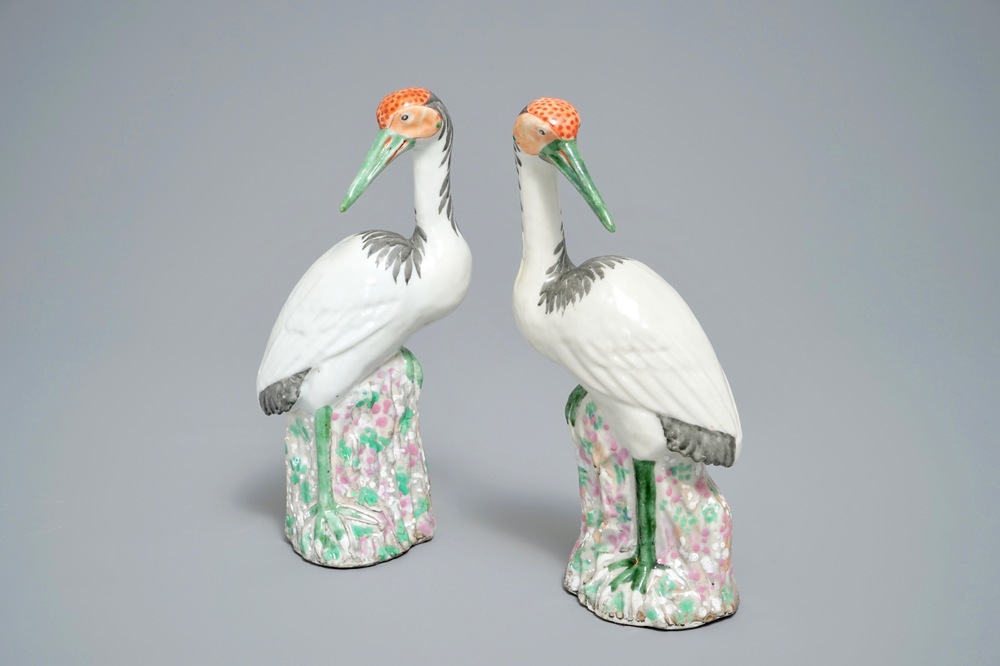 Een paar Chinese famille rose modellen van kraanvogels, Qianlong