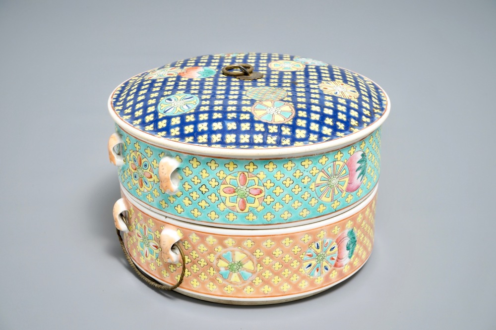 Une bo&icirc;te &agrave; deux compartiments en porcelaine de Chine famille rose pour le march&eacute; Straits ou Peranakan, 19&egrave;me