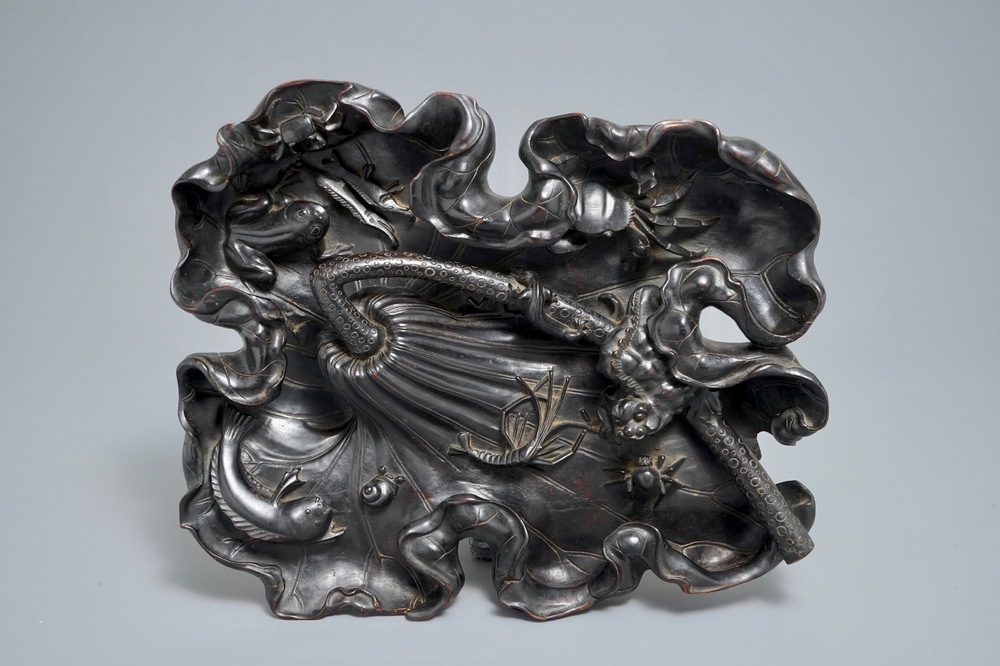 Une grande feuille de lotus orn&eacute;e d'animaux en bois sculpt&eacute;, Chine, 19&egrave;me