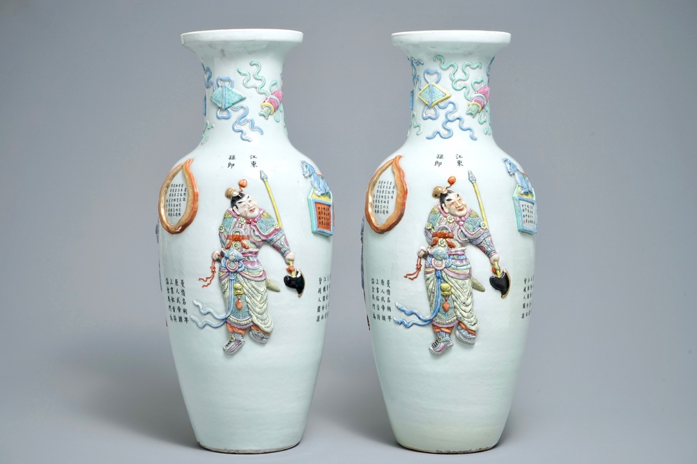 Een paar Chinese famille rose vazen met Wu Shuang Pu reli&euml;fdecor, Qianlong merk, 19e eeuw