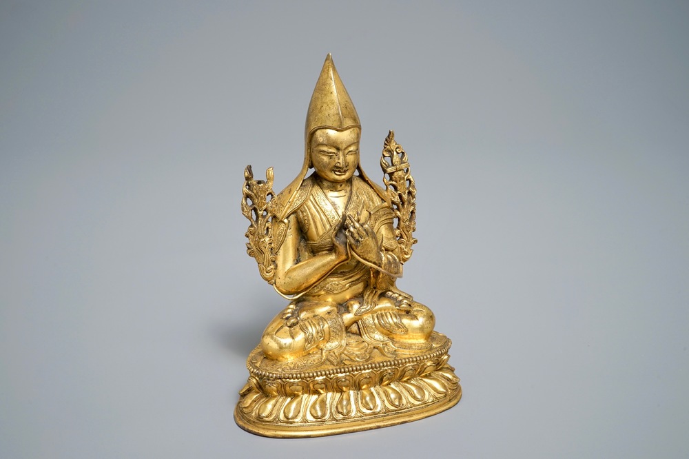 A Sino-Tibetan gilt bronze figure of Tsongkhapa, 17/18th C.