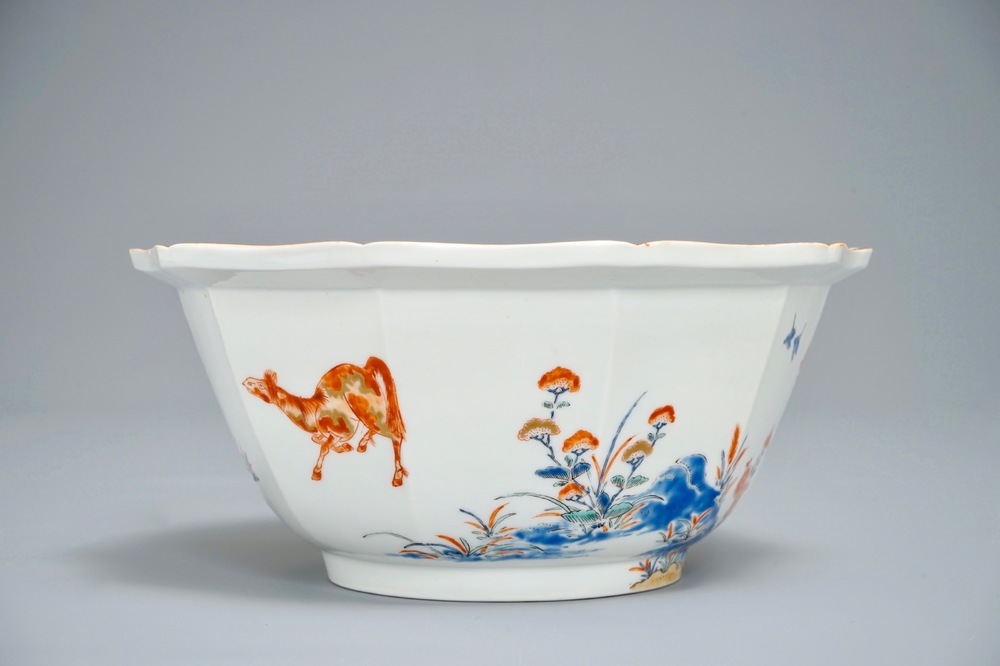 Un bol d&eacute;cagonal en porcelaine Kakiemon de Japon figurant des chevaux, Edo, 17&egrave;me