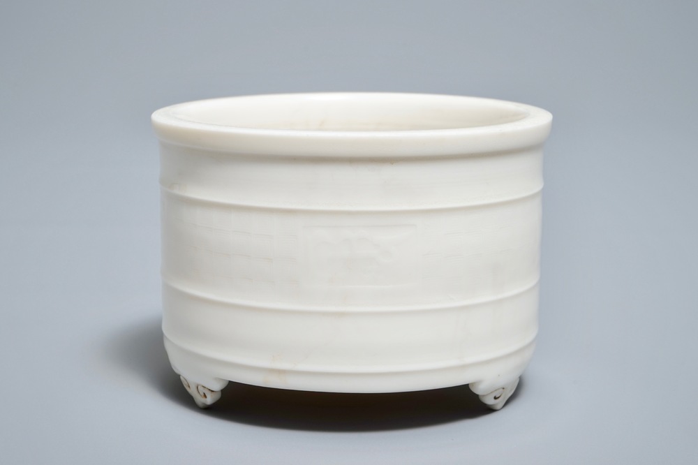 A Chinese cylindrical blanc de Chine Dehua censer on ruyi feet, 19/20th C.
