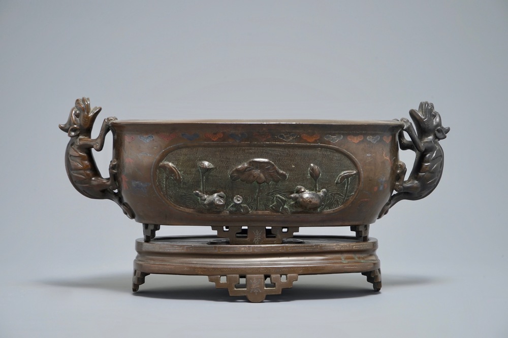 Een Chinese met zilver ingelegde bronzen jardini&egrave;re op voet, 19e eeuw