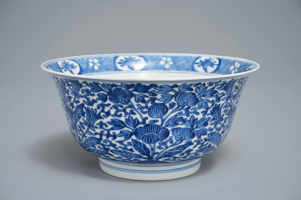 Een Chinese blauwwitte kom met floraal decor, Kangxi merk en periode