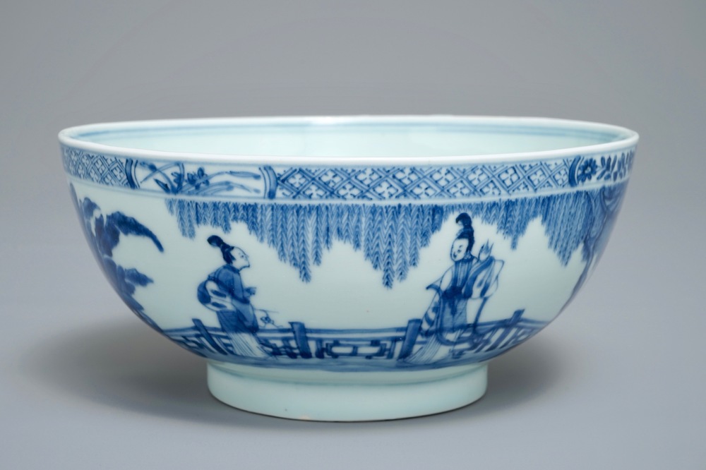 A Chinese blue and white bowl with figurative design all around, Kangxi/Yongzheng