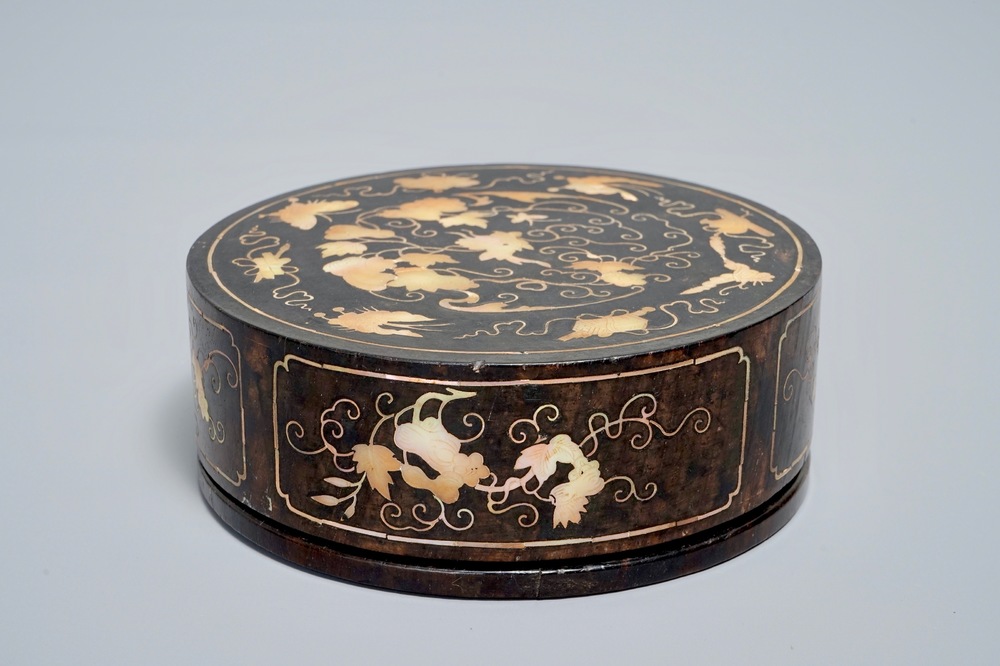 Une bo&icirc;te ronde en bois incrust&eacute; de nacre, Royaume de Ryukyu, Japon, 18/19&egrave;me