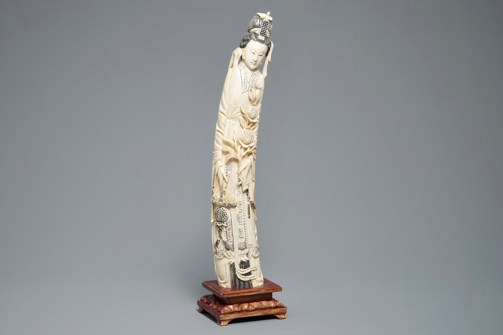 Een grote Chinese ivoren figuur van een dame, 2e helft 19e eeuw