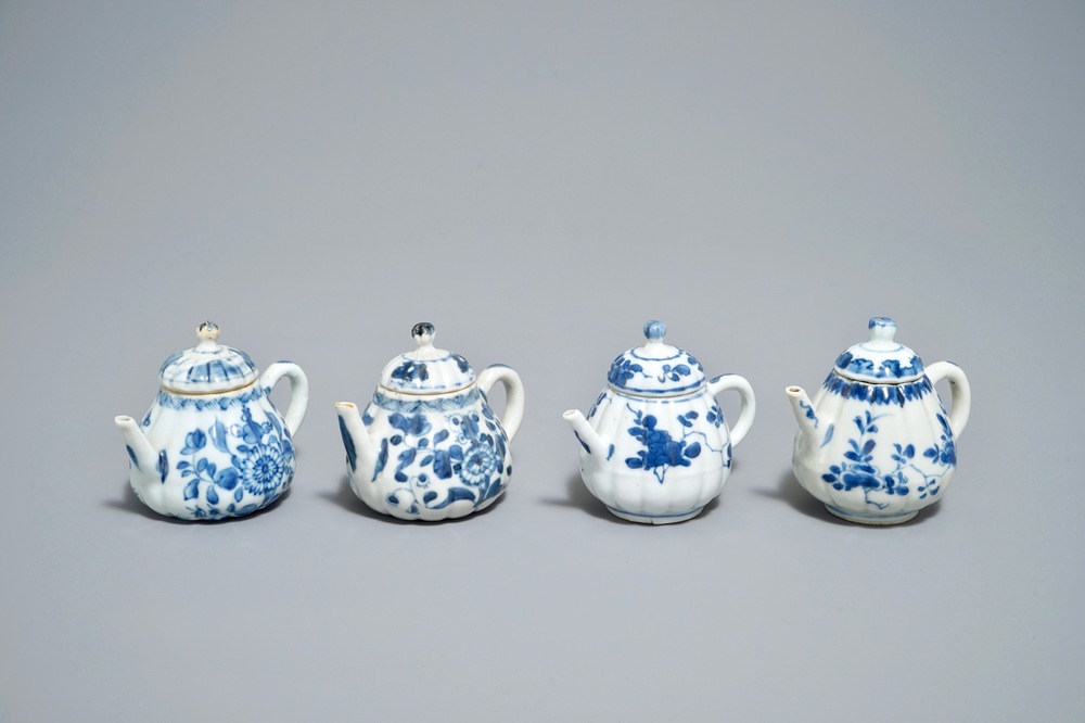 Vier Chinese blauwwitte meloenvormige theepotjes, Kangxi