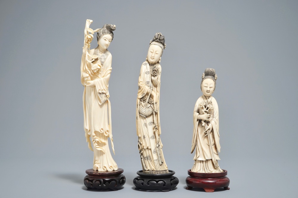 Drie Chinese ivoren figuren van dames op houten sokkels, 2e helft 19e eeuw