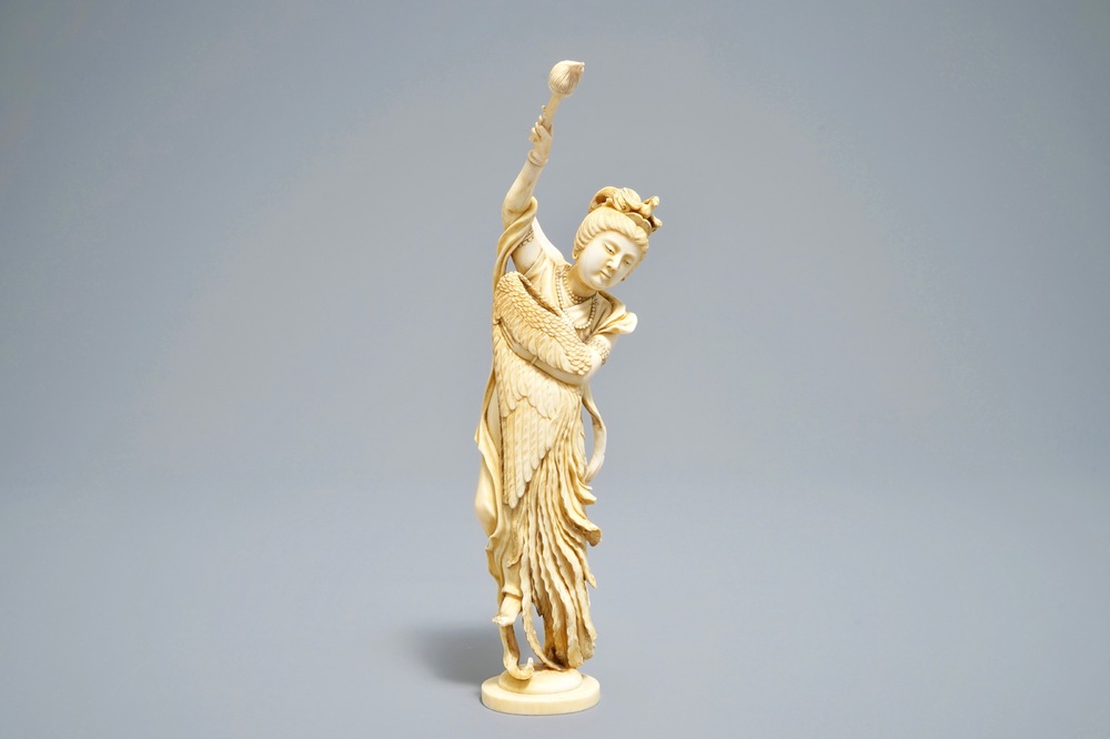 Un okimono figurant la d&eacute;esse Kannon avec une aile de fenghuang, sign&eacute;, Japon, Meiji, 19&egrave;me