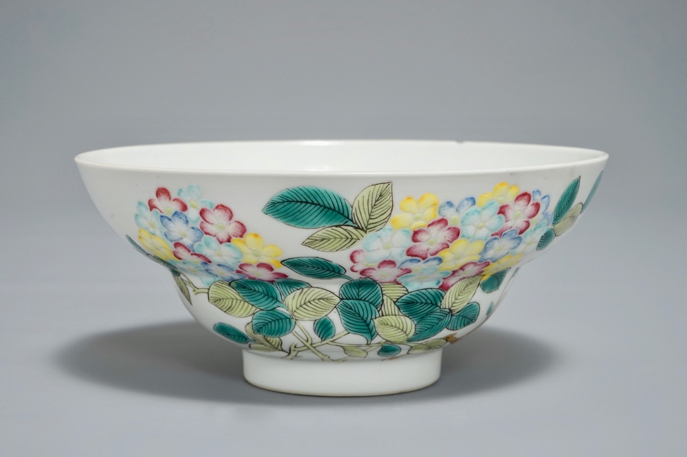 Een Chinese famille rose kom, Jiangxi Porcelain Company, Republiek, 20e eeuw