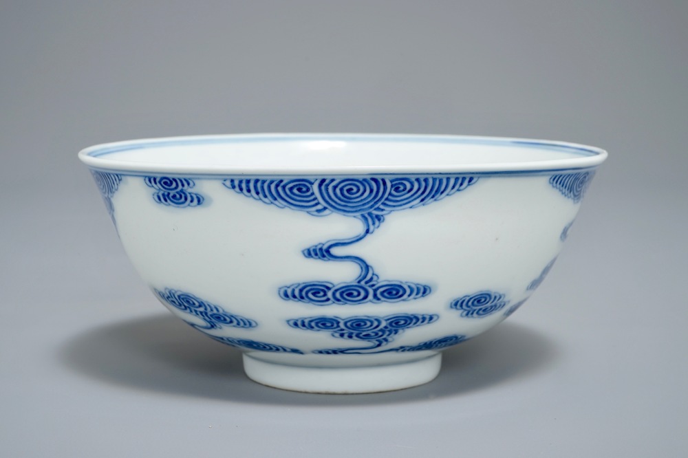 Een Chinese blauwwitte kom met gestileerde wolken, Guangxu merk, 19/20e eeuw