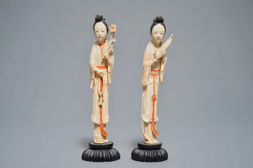 Twee Chinese ivoren figuren van dames op houten sokkels, 19/20e eeuw
