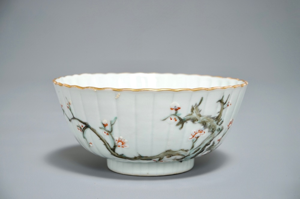 Een Chinese qianjiang cai kom met floraal decor, 19/20e eeuw