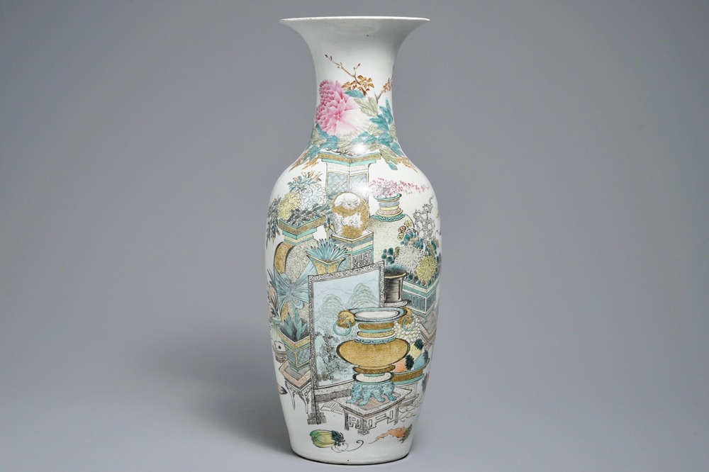 Een Chinese qianjiang cai vaas met decor van kostbaarheden, 19/20e eeuw