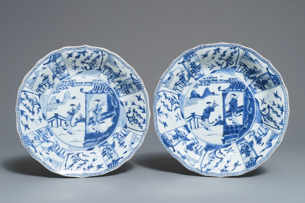 Een paar Chinese blauwwitte schotels met de 'Cao zussen', Kangxi