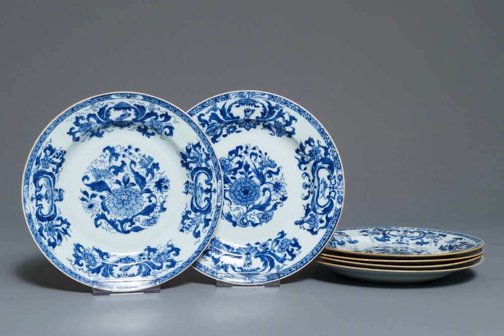 Zes Chinese blauwwitte 'Pompadour' borden, Qianlong