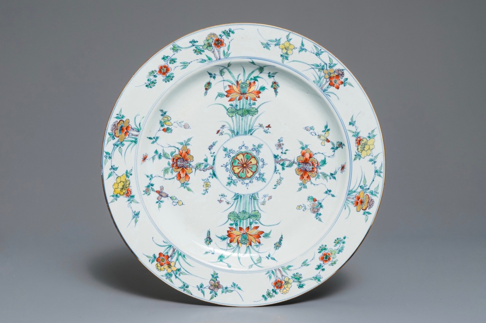 Een Chinese doucai schotel met floraal decor, Kangxi