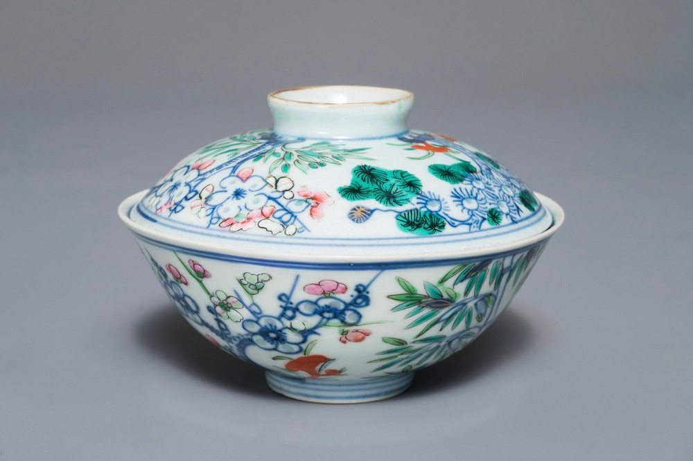 Een Chinese famille rose dekselkom met floraal decor, Qianlong merk, 19/20e eeuw
