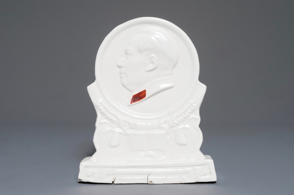 A Chinese plaque on stand depicting Mao Zedong, 2nd half 20th C.