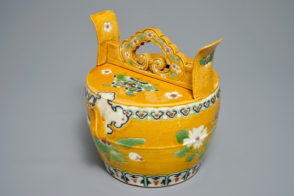 A large Chinese sancai water- or lime pot with floral design, 18/19th C.