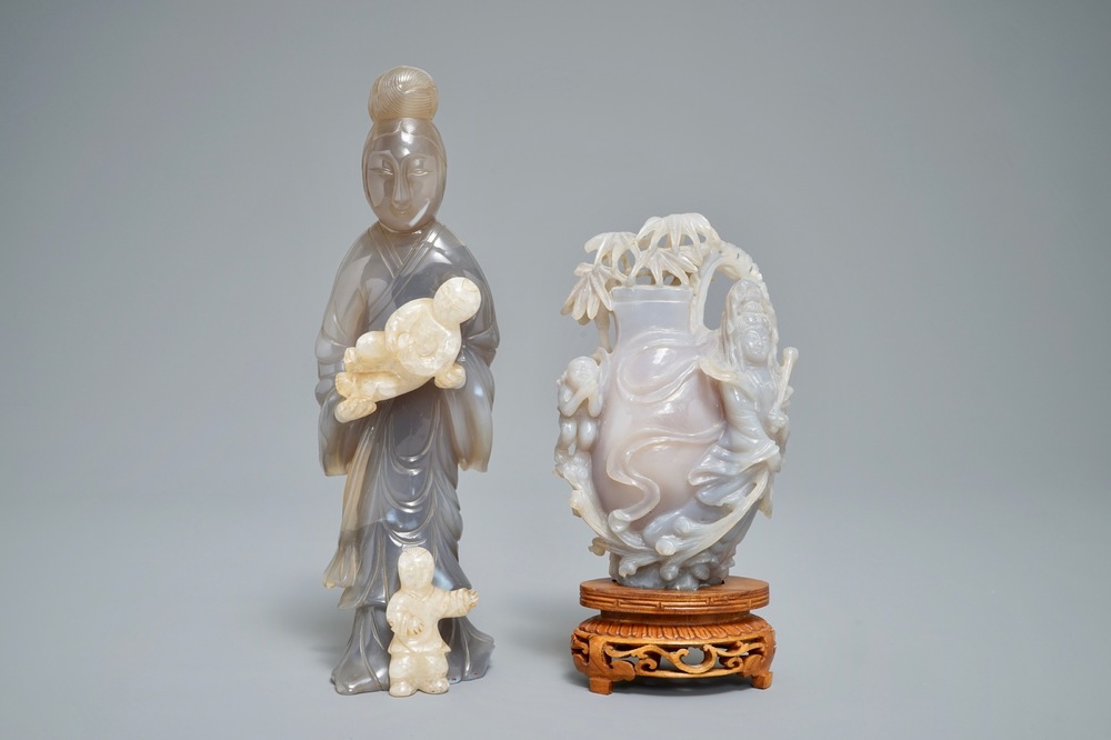 Une figure d'une femme et un vase d&eacute;coratif en agate sculpt&eacute;, Chine, 19/20&egrave;me