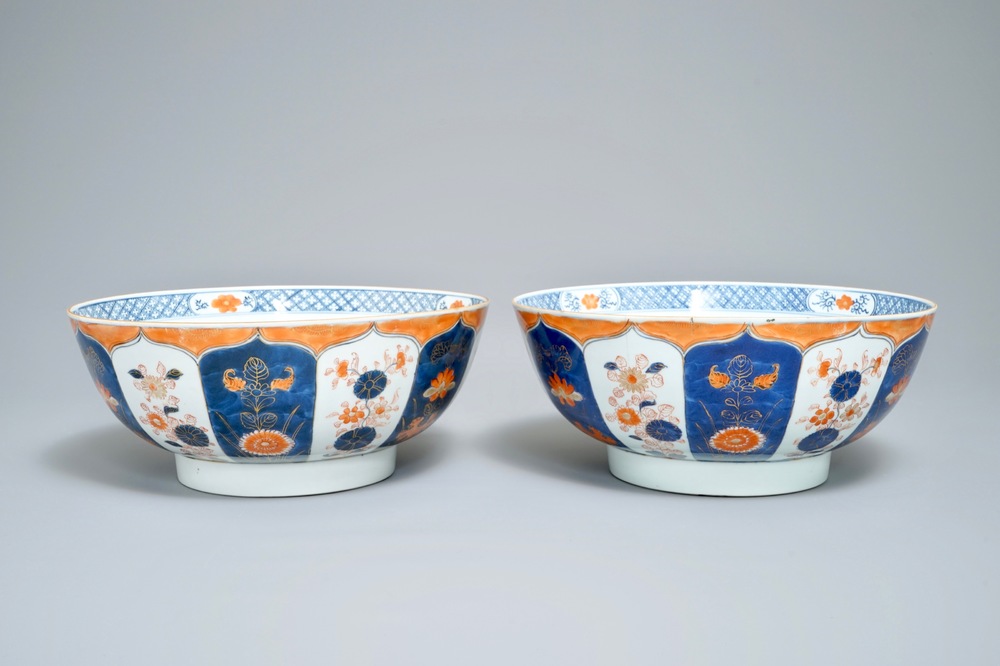 Une paire de bols en porcelaine de Chine de style Imari, Yongzheng/Qianlong